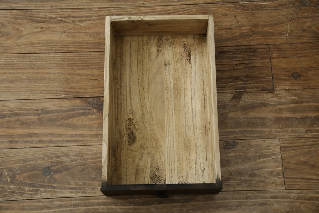 和製ビンテージ　重厚感ある金具が立派なアンティーク調の車箪笥　(R-069907)