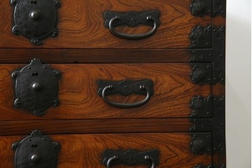 和製ビンテージ　重厚感ある金具が立派なアンティーク調の車箪笥　(R-069907)