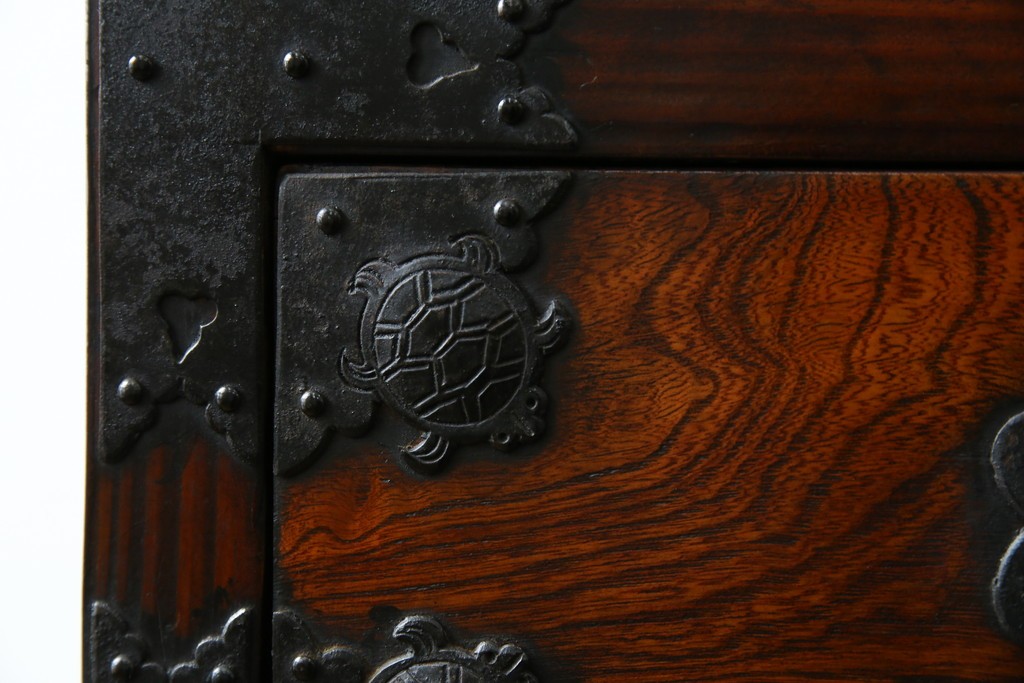 和製ビンテージ　重厚感ある金具が立派なアンティーク調の車箪笥　(R-069907)