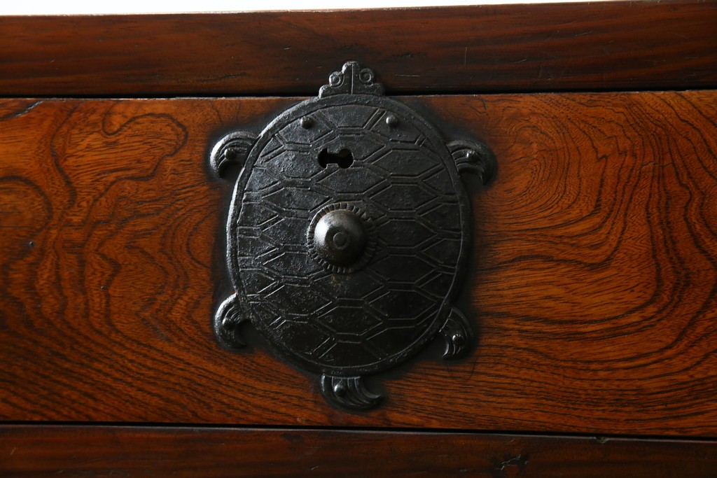 和製ビンテージ　重厚感ある金具が立派なアンティーク調の車箪笥　(R-069907)