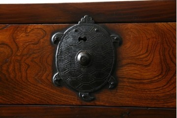 和製ビンテージ　重厚感ある金具が立派なアンティーク調の車箪笥　(R-069907)