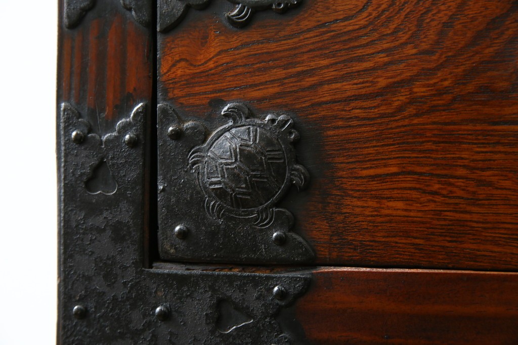 和製ビンテージ　重厚感ある金具が立派なアンティーク調の車箪笥　(R-069907)