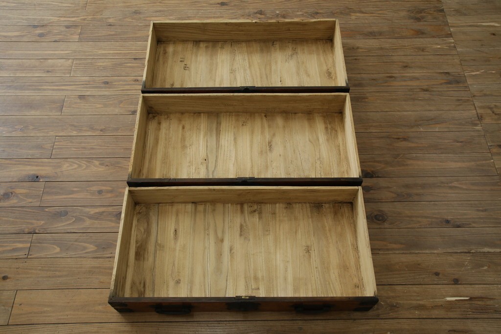 和製ビンテージ　重厚感ある金具が立派なアンティーク調の車箪笥　(R-069907)