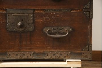 和製アンティーク　杉(スギ)材　十字金具　歴史を感じる堂々とした佇まいが魅力の観音箪笥(時代箪笥、衣装箪笥、収納箪笥、和タンス、引き出し、重ね箪笥)(R-069908)