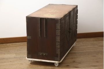 和製アンティーク　杉(スギ)材　天板リメイク　脚付きリメイク　使いやすく生まれ変わる観音箪笥サイドボード(観音開き時代箪笥、サイドチェスト、引き出し、収納箪笥、時代箪笥)(R-069909)