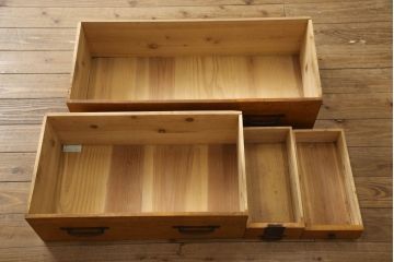 和製アンティーク　杉(スギ)材　天板リメイク　脚付きリメイク　使いやすく生まれ変わる観音箪笥サイドボード(観音開き時代箪笥、サイドチェスト、引き出し、収納箪笥、時代箪笥)(R-069909)