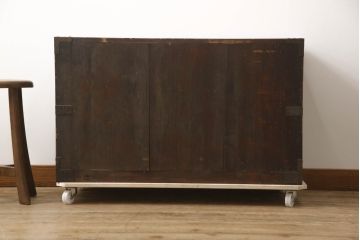 和製アンティーク　杉(スギ)材　天板リメイク　脚付きリメイク　使いやすく生まれ変わる観音箪笥サイドボード(観音開き時代箪笥、サイドチェスト、引き出し、収納箪笥、時代箪笥)(R-069909)