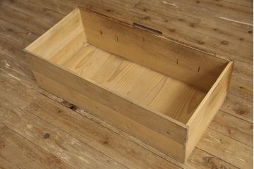 和製アンティーク　杉(スギ)材　天板リメイク　脚付きリメイク　使いやすく生まれ変わる箪笥サイドボード(サイドチェスト、引き出し、収納箪笥)(R-069910)