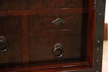 中古　希少!!　職人手造り　木戸良平作　重厚な金具とかくしのからくりが魅力の酒田船箪笥(掛硯型、懸硯型、舟箪笥、銭箱、時代箪笥、帳場箪笥、小物収納、小引き出し)(定価約170万円)(R-069912)