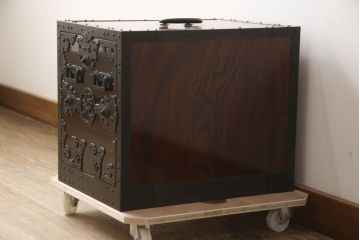 中古　希少!!　職人手造り　木戸良平作　重厚な金具とかくしのからくりが魅力の酒田船箪笥(掛硯型、懸硯型、舟箪笥、銭箱、時代箪笥、帳場箪笥、小物収納、小引き出し)(定価約170万円)(R-069912)