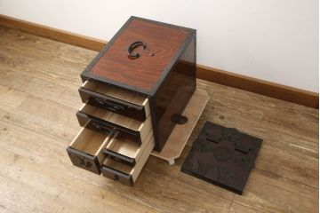 中古　希少!!　職人手造り　木戸良平作　重厚な金具とかくしのからくりが魅力の酒田船箪笥(掛硯型、懸硯型、舟箪笥、銭箱、時代箪笥、帳場箪笥、小物収納、小引き出し)(定価約170万円)(R-069912)