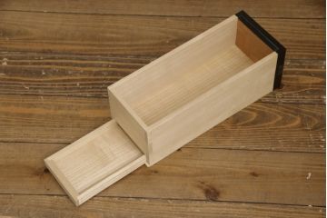 中古　希少!!　職人手造り　木戸良平作　重厚な金具とかくしのからくりが魅力の酒田船箪笥(掛硯型、懸硯型、舟箪笥、銭箱、時代箪笥、帳場箪笥、小物収納、小引き出し)(定価約170万円)(R-069912)