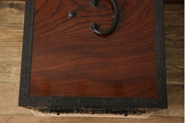 中古　希少!!　職人手造り　木戸良平作　重厚な金具とかくしのからくりが魅力の酒田船箪笥(掛硯型、懸硯型、舟箪笥、銭箱、時代箪笥、帳場箪笥、小物収納、小引き出し)(定価約170万円)(R-069912)