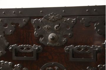 中古　希少!!　職人手造り　木戸良平作　重厚な金具とかくしのからくりが魅力の酒田船箪笥(掛硯型、懸硯型、舟箪笥、銭箱、時代箪笥、帳場箪笥、小物収納、小引き出し)(定価約170万円)(R-069912)