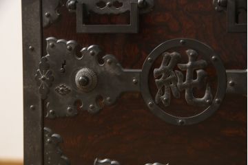 中古　希少!!　職人手造り　木戸良平作　重厚な金具とかくしのからくりが魅力の酒田船箪笥(掛硯型、懸硯型、舟箪笥、銭箱、時代箪笥、帳場箪笥、小物収納、小引き出し)(定価約170万円)(R-069912)