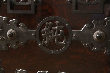 中古　希少!!　職人手造り　木戸良平作　重厚な金具とかくしのからくりが魅力の酒田船箪笥(掛硯型、懸硯型、舟箪笥、銭箱、時代箪笥、帳場箪笥、小物収納、小引き出し)(定価約170万円)(R-069912)