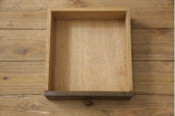 和製ビンテージ　ナラ(楢)材　神戸洋家具　落ち着いた色味と上品でクラシカルなデザインが素敵なチェスト(引き出し、洋服タンス、収納箪笥、衣装箪笥、飾り棚、ヴィンテージ)(R-069915)