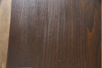 和製アンティーク　欅(ケヤキ)材　天板桑材　落ち着いた色味と木目が美しい置き床(置床、ローボード、テレビ台、テレビボード、収納棚、飾り台)(R-069916)