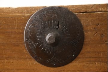 和製アンティーク　前面桐材　 引手金具が存在感のある会津箪笥ローボード(和たんす、時代箪笥、収納箪笥、衣装箪笥、引き出し、ローチェスト、テレビ台)(R-069918)