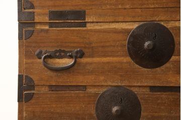 和製アンティーク　前面桐材　 引手金具が存在感のある会津箪笥ローボード(和たんす、時代箪笥、収納箪笥、衣装箪笥、引き出し、ローチェスト、テレビ台)(R-069919)