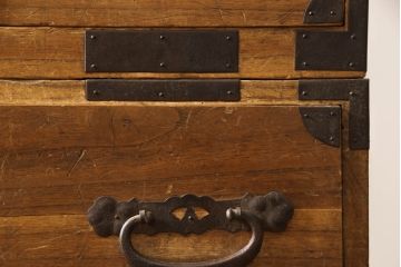 和製アンティーク　前面桐材　 引手金具が存在感のある会津箪笥ローボード(和たんす、時代箪笥、収納箪笥、衣装箪笥、引き出し、ローチェスト、テレビ台)(R-069919)