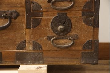 和製アンティーク　前面桐材　 引手金具が存在感のある会津箪笥ローボード(和たんす、時代箪笥、収納箪笥、衣装箪笥、引き出し、ローチェスト、テレビ台)(R-069919)