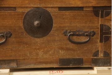 和製アンティーク　前面桐材　 引手金具が存在感のある会津箪笥ローボード(和たんす、時代箪笥、収納箪笥、衣装箪笥、引き出し、ローチェスト、テレビ台)(R-069919)