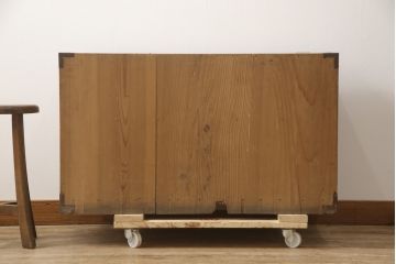 和製アンティーク　前面桐材　 引手金具が存在感のある会津箪笥ローボード(和たんす、時代箪笥、収納箪笥、衣装箪笥、引き出し、ローチェスト、テレビ台)(R-069919)
