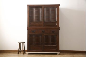 中古　美品　ニレ材　和の空間に取り入れたいシックな二段重ね水屋箪笥(キャビネット、食器棚、戸棚、収納棚、重ね戸棚)(R-069920)
