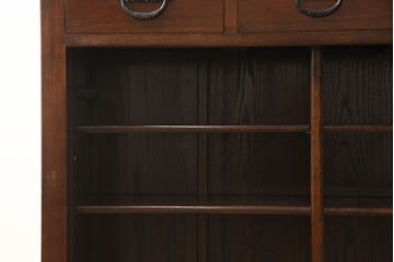 中古　美品　ニレ材　和の空間に取り入れたいシックな二段重ね水屋箪笥(キャビネット、食器棚、戸棚、収納棚、重ね戸棚)(R-069920)