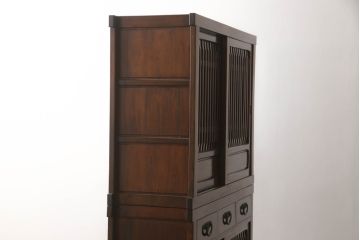 中古　美品　ニレ材　和の空間に取り入れたいシックな二段重ね水屋箪笥(キャビネット、食器棚、戸棚、収納棚、重ね戸棚)(R-069920)