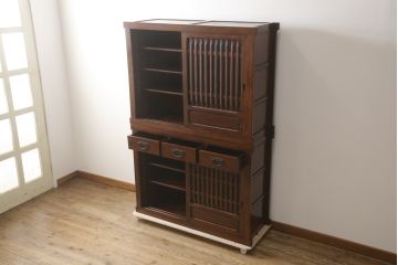 中古　美品　ニレ材　和の空間に取り入れたいシックな二段重ね水屋箪笥(キャビネット、食器棚、戸棚、収納棚、重ね戸棚)(R-069920)