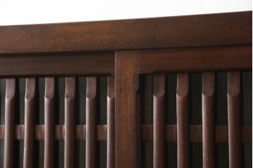 中古　美品　ニレ材　和の空間に取り入れたいシックな二段重ね水屋箪笥(キャビネット、食器棚、戸棚、収納棚、重ね戸棚)(R-069920)