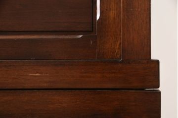 中古　美品　ニレ材　和の空間に取り入れたいシックな二段重ね水屋箪笥(キャビネット、食器棚、戸棚、収納棚、重ね戸棚)(R-069920)
