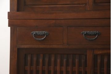 中古　美品　ニレ材　和の空間に取り入れたいシックな二段重ね水屋箪笥(キャビネット、食器棚、戸棚、収納棚、重ね戸棚)(R-069920)