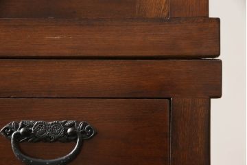 中古　美品　ニレ材　和の空間に取り入れたいシックな二段重ね水屋箪笥(キャビネット、食器棚、戸棚、収納棚、重ね戸棚)(R-069920)