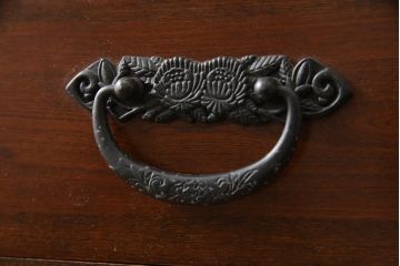 中古　美品　ニレ材　和の空間に取り入れたいシックな二段重ね水屋箪笥(キャビネット、食器棚、戸棚、収納棚、重ね戸棚)(R-069920)