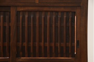 中古　美品　ニレ材　和の空間に取り入れたいシックな二段重ね水屋箪笥(キャビネット、食器棚、戸棚、収納棚、重ね戸棚)(R-069920)