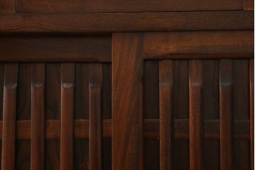 中古　美品　ニレ材　和の空間に取り入れたいシックな二段重ね水屋箪笥(キャビネット、食器棚、戸棚、収納棚、重ね戸棚)(R-069920)