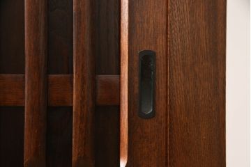 中古　美品　ニレ材　和の空間に取り入れたいシックな二段重ね水屋箪笥(キャビネット、食器棚、戸棚、収納棚、重ね戸棚)(R-069920)