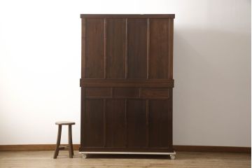 中古　美品　ニレ材　和の空間に取り入れたいシックな二段重ね水屋箪笥(キャビネット、食器棚、戸棚、収納棚、重ね戸棚)(R-069920)