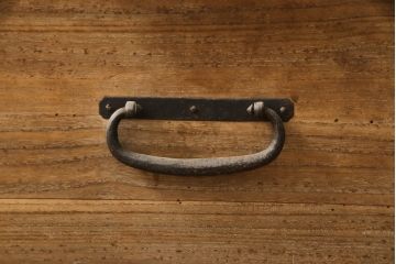和製アンティーク　総桐材　歴史を感じさせる十字金具が趣溢れる観音開きの総桐時代箪笥(観音箪笥、桐箪笥、衣装箪笥、収納タンス、和たんす、テレビ台、テレビボード、ローボード、ローチェスト、引き出し)(R-069924)