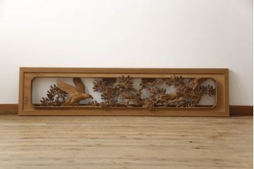 アンティーク建具　高級品!!　製作費推定100万円　井波彫刻　斎藤光洋作　生命力に溢れた鷲と松が目を惹く両面彫刻欄間1枚(明り取り、明かり取り、在銘)(R-069925)