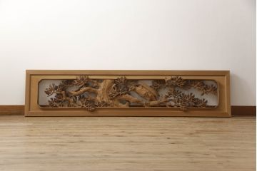 アンティーク建具　高級品!!　製作費推定100万円　井波彫刻　斎藤光洋作　生命力に溢れた鷲と松が目を惹く両面彫刻欄間1枚(明り取り、明かり取り)(R-069926)