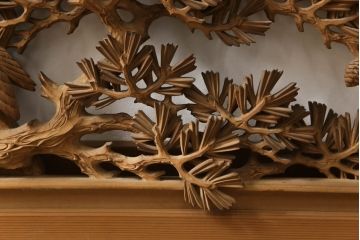 アンティーク建具　高級品!!　製作費推定100万円　井波彫刻　斎藤光洋作　生命力に溢れた鷲と松が目を惹く両面彫刻欄間1枚(明り取り、明かり取り)(R-069926)