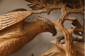 アンティーク建具　高級品!!　製作費推定100万円　井波彫刻　斎藤光洋作　生命力に溢れた鷲と松が目を惹く両面彫刻欄間1枚(明り取り、明かり取り)(R-069926)