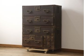 和製アンティーク　時代を経た趣が感じられる二段重ねの関東衣装箪笥(和たんす、時代箪笥、収納箪笥、引き出し、重ねタンス、整理箪笥)(R-069936)