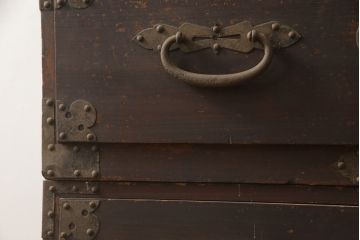 和製アンティーク　時代を経た趣が感じられる二段重ねの関東衣装箪笥(和たんす、時代箪笥、収納箪笥、引き出し、重ねタンス、整理箪笥)(R-069936)