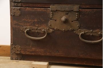 和製アンティーク　時代を経た趣が感じられる二段重ねの関東衣装箪笥(和たんす、時代箪笥、収納箪笥、引き出し、重ねタンス、整理箪笥)(R-069936)