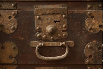 和製アンティーク　時代を経た趣が感じられる二段重ねの関東衣装箪笥(和たんす、時代箪笥、収納箪笥、引き出し、重ねタンス、整理箪笥)(R-069936)